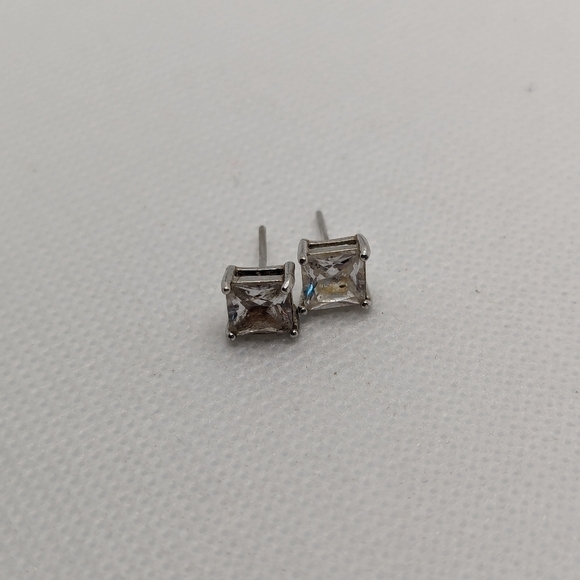 925  studs - Picture 2 of 2